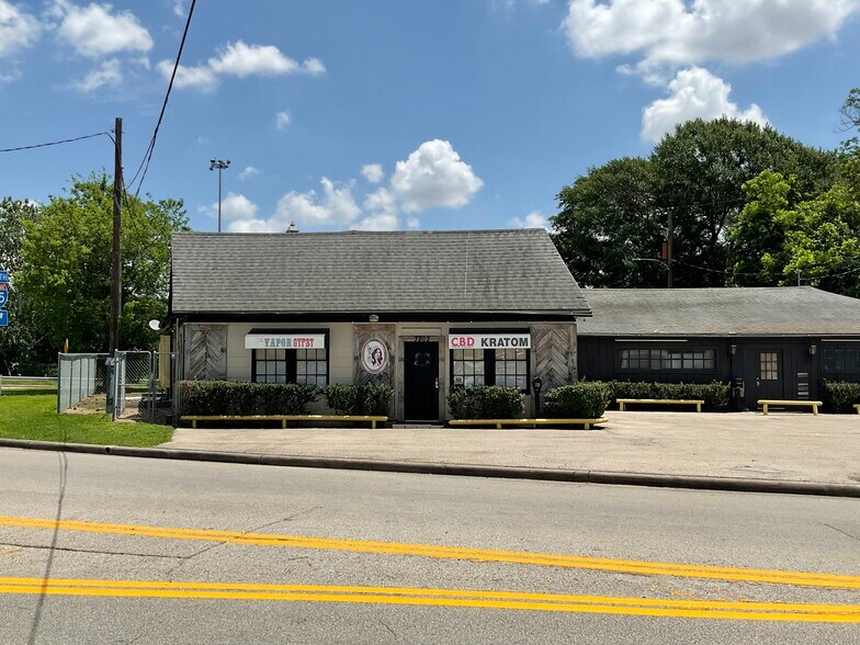 Primary Photo Of 3206 Houston Ave, Houston General Retail For Sale