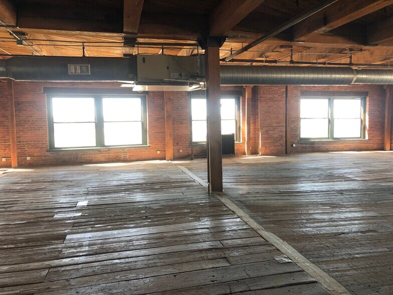 More Photos Of 1427 W 9th St, Kansas City Office For Lease