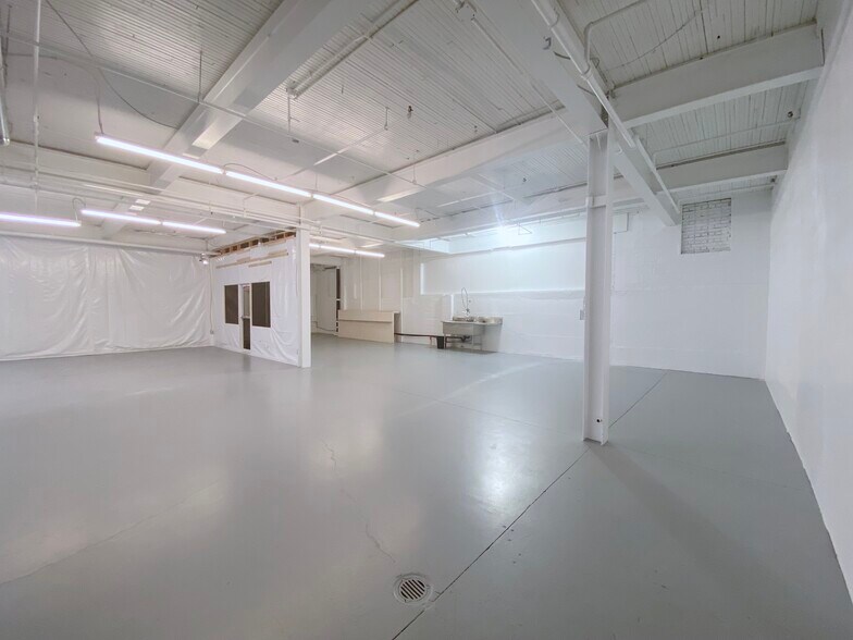 More Photos Of 2424 Rue Des Carrières, Montréal Light Manufacturing For Lease