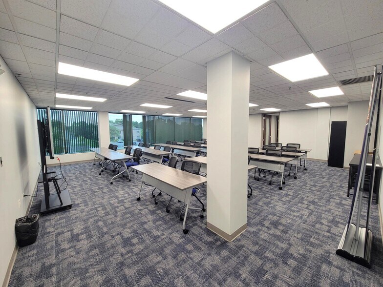 More Photos Of 8001 Broadway, Merrillville Office For Lease