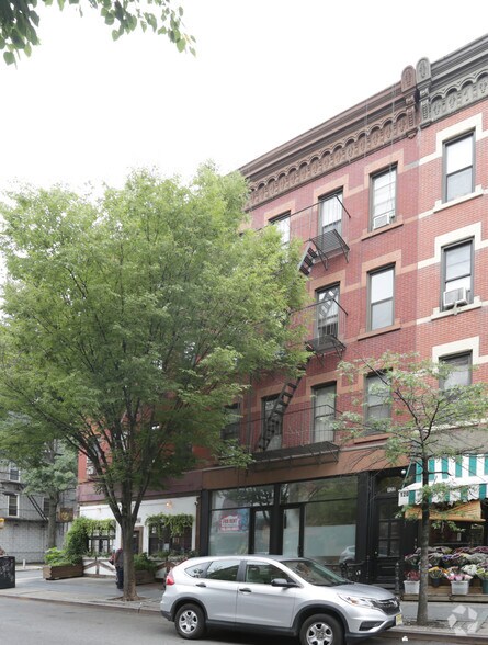 More Photos Of 122 Bedford Ave, Brooklyn Storefront Retail Residential For Lease