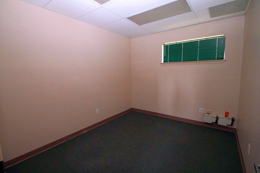 More Photos Of 382 W Main St, Raymondville Office For Sale