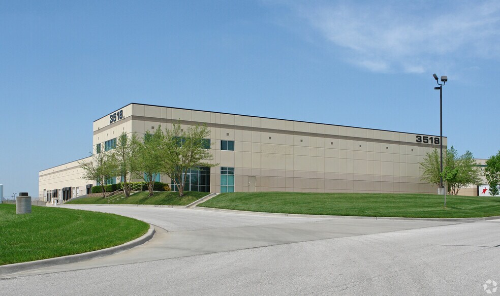 More Photos Of 3518-3522 Enterprise Dr, Kansas City Distribution For Lease