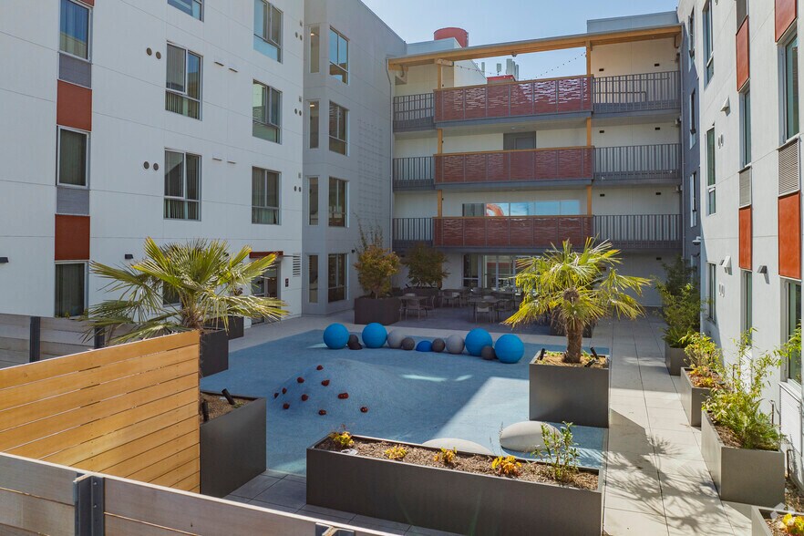 More Photos Of 775 W Grand Ave, Oakland Apartments For Lease
