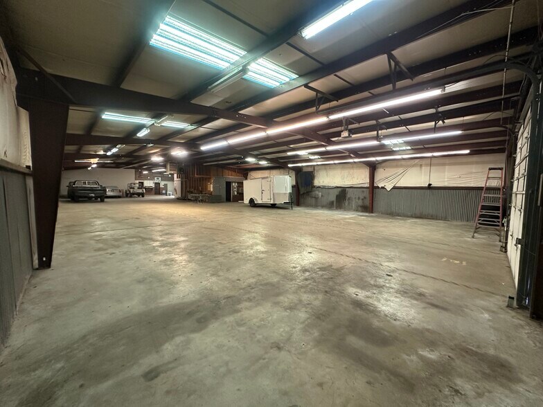 More Photos Of 8189 E 44th St, Tulsa Manufacturing For Lease