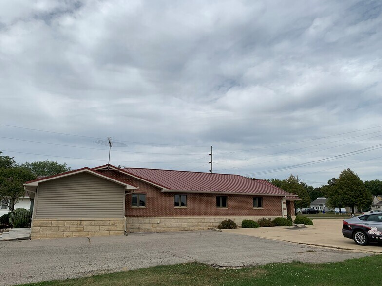 More Photos Of 300 Rock Island Rd, Oelwein Office For Lease
