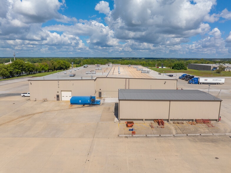 More Photos Of 2813 N Neergard Ave, Springfield Truck Terminal For Sale