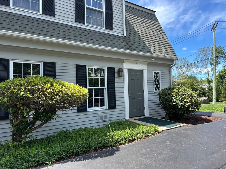 More Photos Of 2-6 Samson Rock Dr, Madison Office For Lease