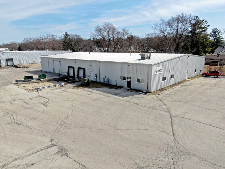 Primary Photo Of 662 Armour Rd, Oconomowoc Warehouse For Lease