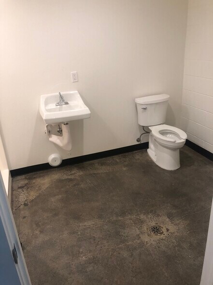 More Photos Of 2014 Placentia Ave, Costa Mesa Manufacturing For Lease