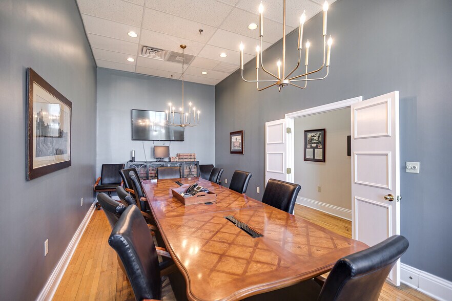 More Photos Of 809 S Main St, Columbia Office For Sale