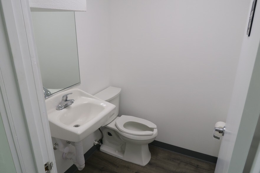 More Photos Of 5930 Star Ln, Houston General Retail For Lease