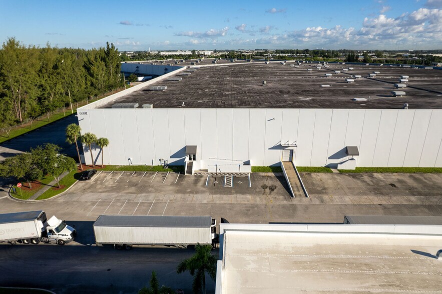 More Photos Of 6301 E 10th Ave, Hialeah Warehouse For Lease