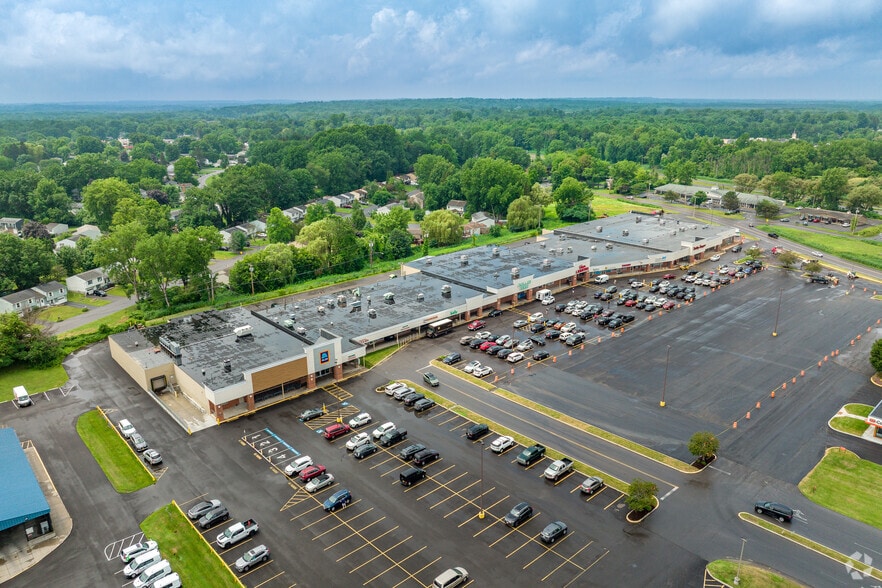 More Photos Of 7421 Oswego Rd, Liverpool Storefront For Lease