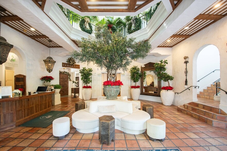 More Photos Of 6711 Forest Lawn Dr, Los Angeles Office For Lease