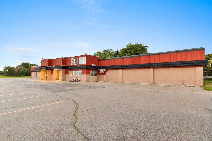 More Photos Of 2330 Menasha Ave, Manitowoc Supermarket For Sale