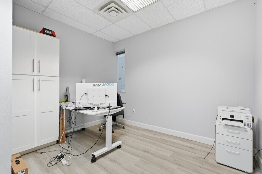 More Photos Of 3401 E Harbour Dr, Phoenix Light Manufacturing For Lease