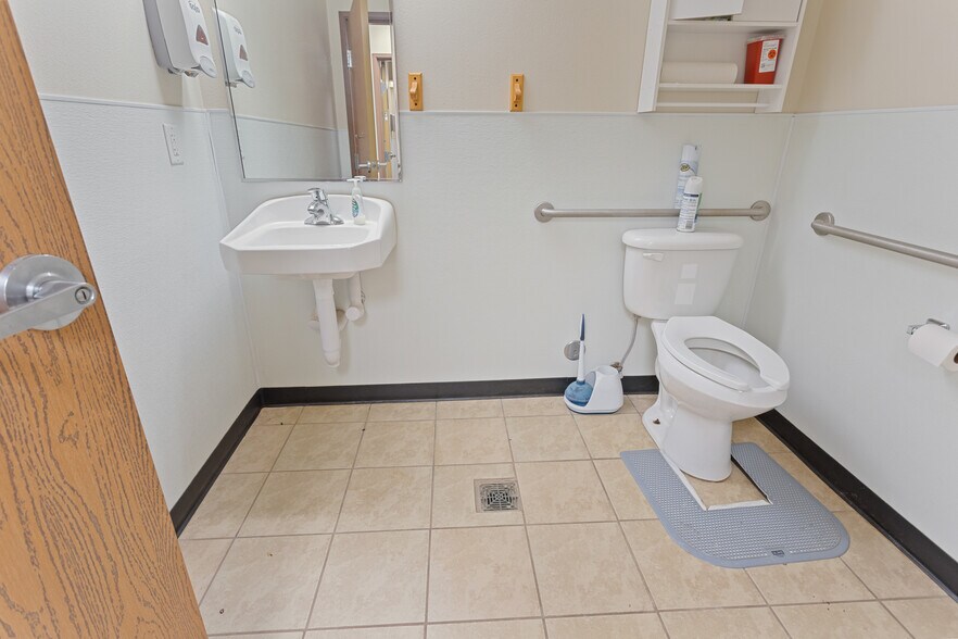 More Photos Of 2066 125th Ave, Watford City Showroom For Sale