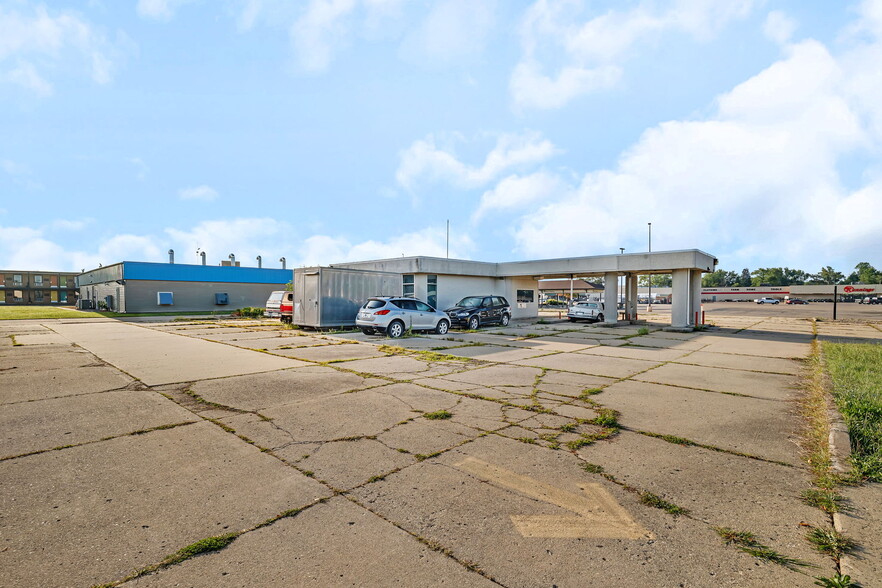 More Photos Of 24 Danny's Dr, Streator Bank For Sale