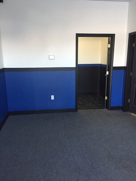 More Photos Of 841-881 E Warren St, Gardner Unknown For Lease