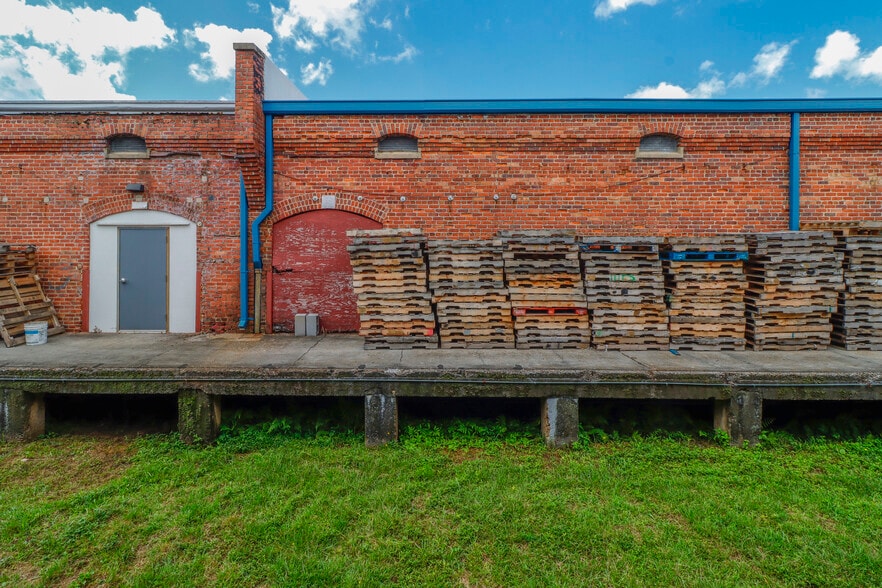 More Photos Of 827 Douglas Ave, Portsmouth Warehouse For Lease