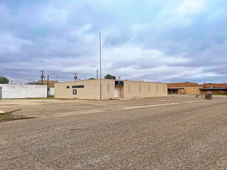 More Photos Of 704 N 13th St, Lamesa Self Storage For Sale