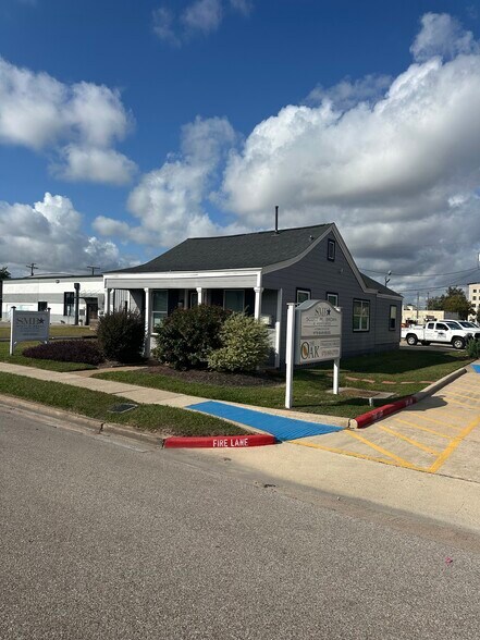 More Photos Of 117 E Myrtle St, Angleton Freestanding For Lease