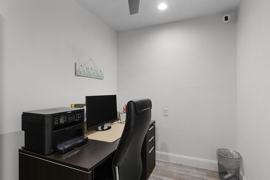 More Photos Of 5600 Zip Dr, Fort Myers Warehouse For Lease