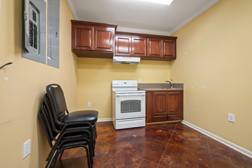 More Photos Of 106 Abigayles Row, Scott Warehouse For Sale