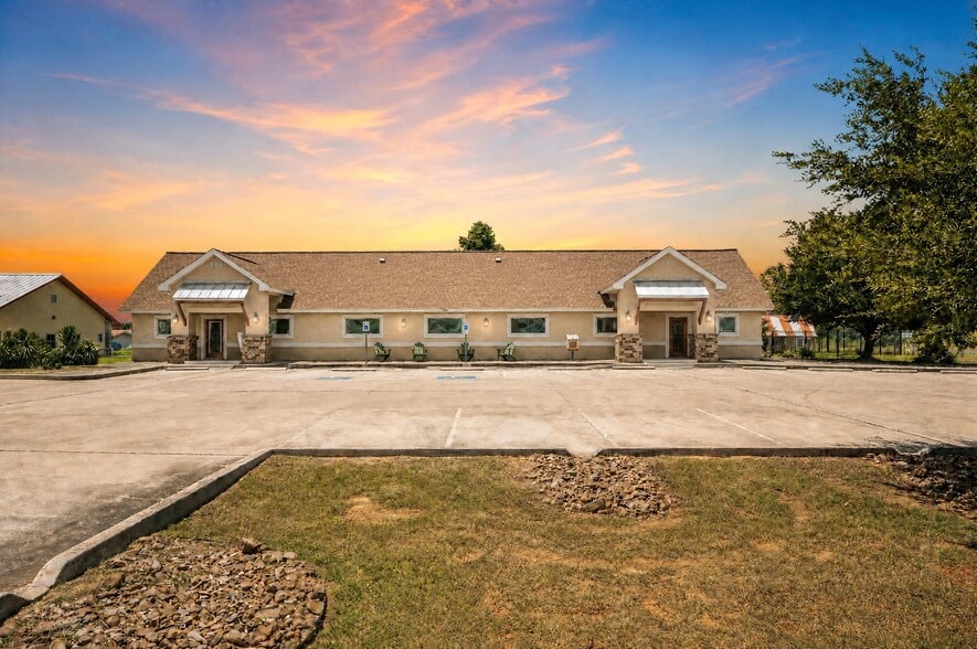 Primary Photo Of 140 Paloma Dr, Floresville Office For Lease