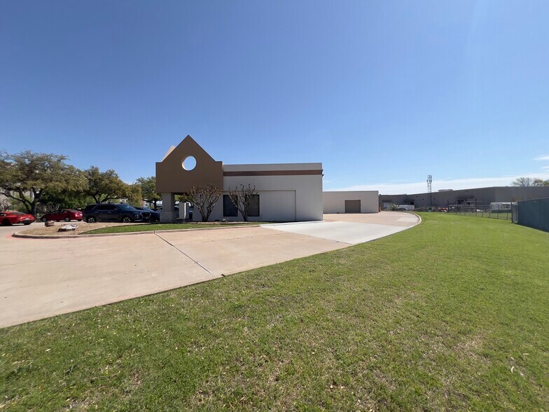 More Photos Of 1720-1748 N Greenville Ave, Richardson Light Manufacturing For Sale