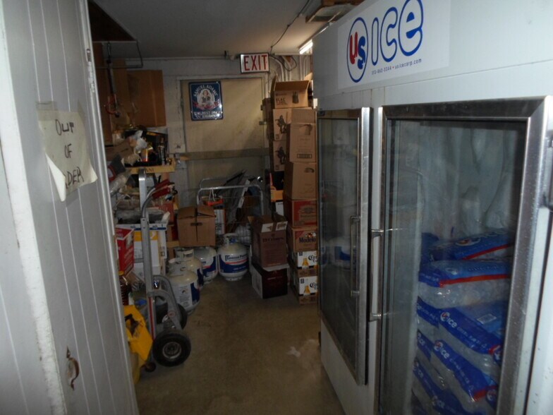 More Photos Of 41 N Conklin Rd, Lake Orion General Retail For Sale