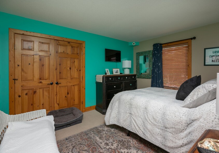 More Photos Of 1127 N Lakeshore Dr, Lake City Hotel For Sale