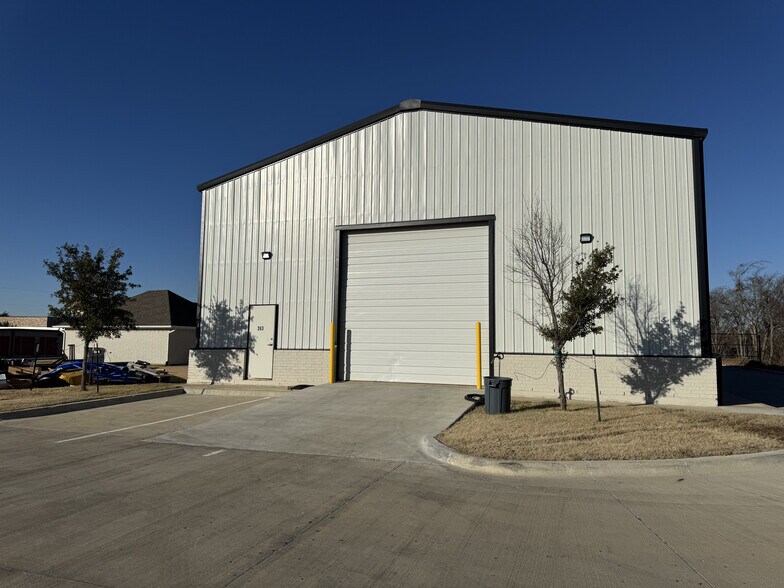 More Photos Of 263 Ranch Trail, Rockwall Flex For Lease