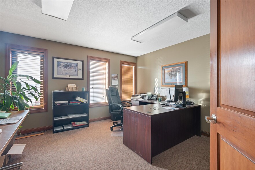More Photos Of 1810 Crestview Dr, Hudson Office For Sale