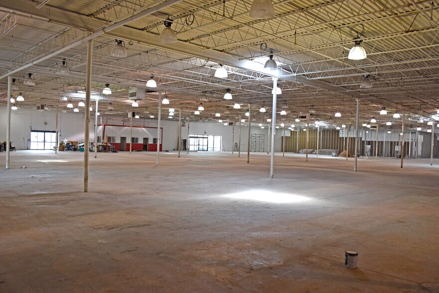 More Photos Of 2202 S Market St, Brenham Department Store For Sale