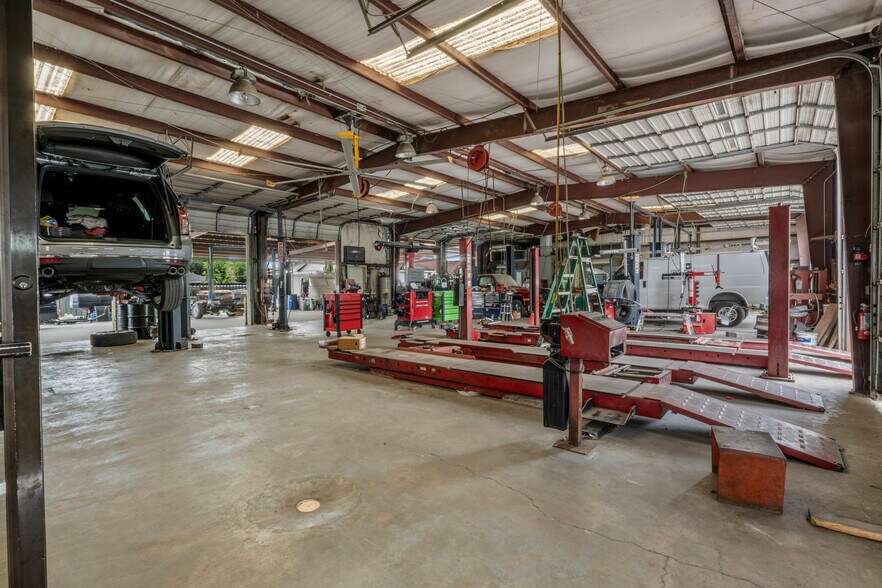 More Photos Of 658 Aldine Mail Route Rd, Houston Auto Repair For Sale