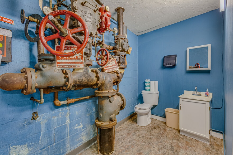 More Photos Of 1000 Gilway St, Holly Hill Light Distribution For Sale