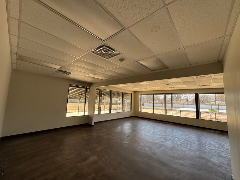 More Photos Of 202 W Center St, Duncanville Freestanding For Lease