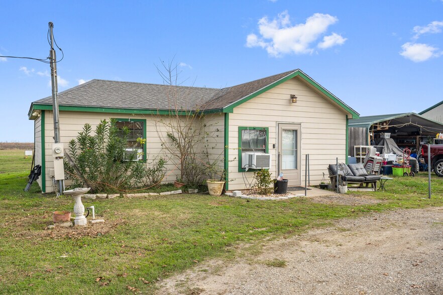 More Photos Of 2225 S State Highway 95, Taylor Freestanding For Lease