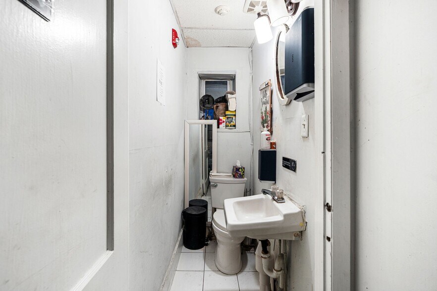 More Photos Of 522 S 5th St, Philadelphia Storefront Retail Residential For Sale