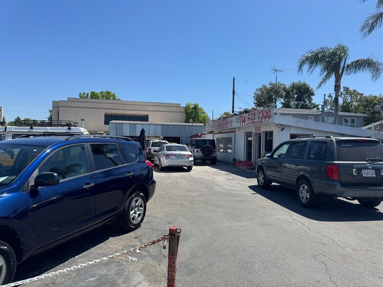 More Photos Of 1040 W Chapman Ave, Orange Auto Dealership For Sale