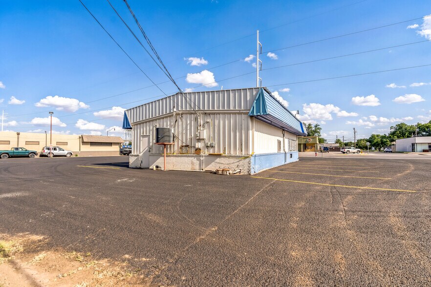 More Photos Of 2406 34th St, Lubbock Office For Sale