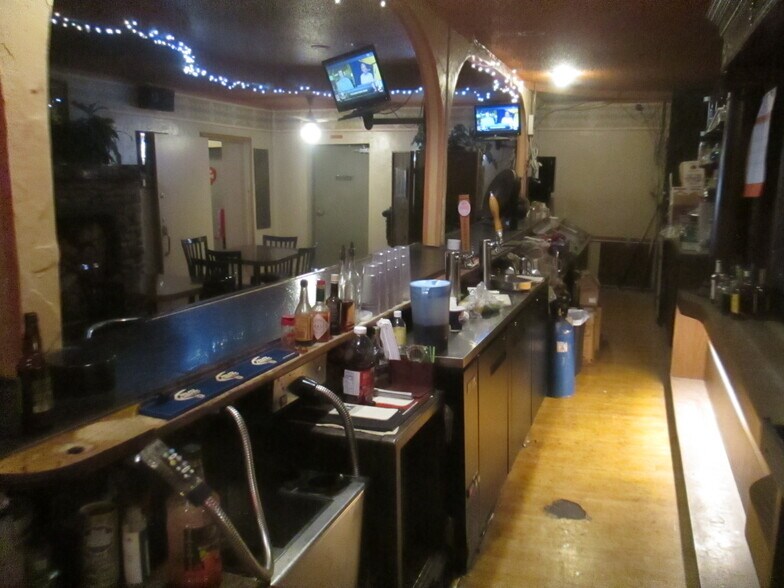 More Photos Of 117 N E St, Lakeview Specialty For Sale