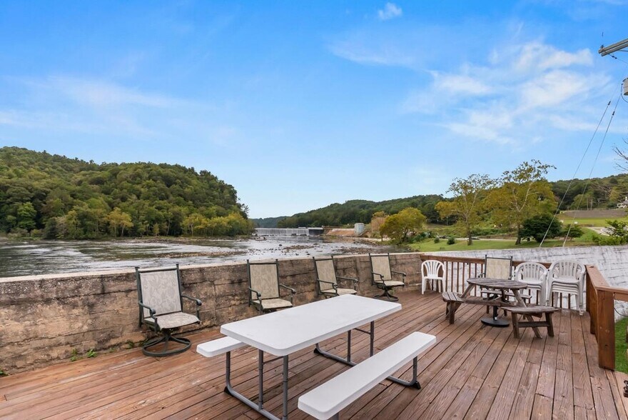 More Photos Of 509 W Main St, Fries Hotel For Sale