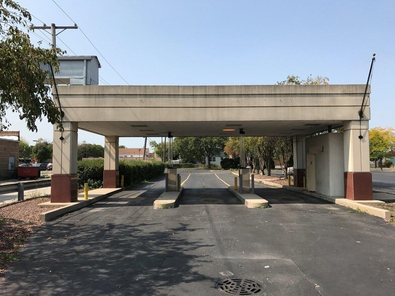 More Photos Of 7600 W 63rd St, Summit General Retail For Sale