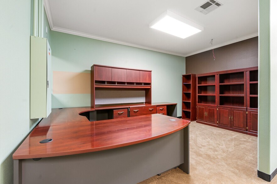 More Photos Of 18920 Freeport Dr, Montgomery Industrial For Sale