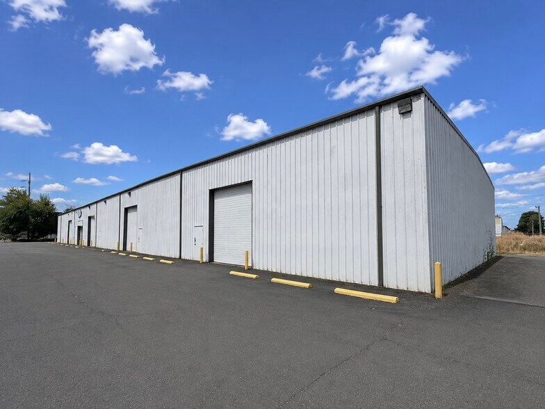 More Photos Of 902 Industrial Way, Longview Warehouse For Sale