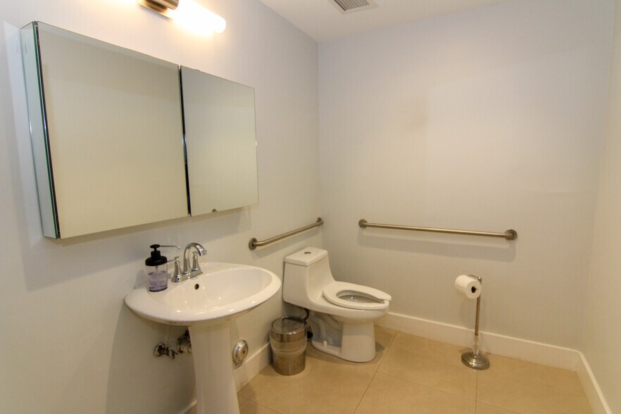 More Photos Of 8111-8119 NW 33rd St, Miami Warehouse For Sale