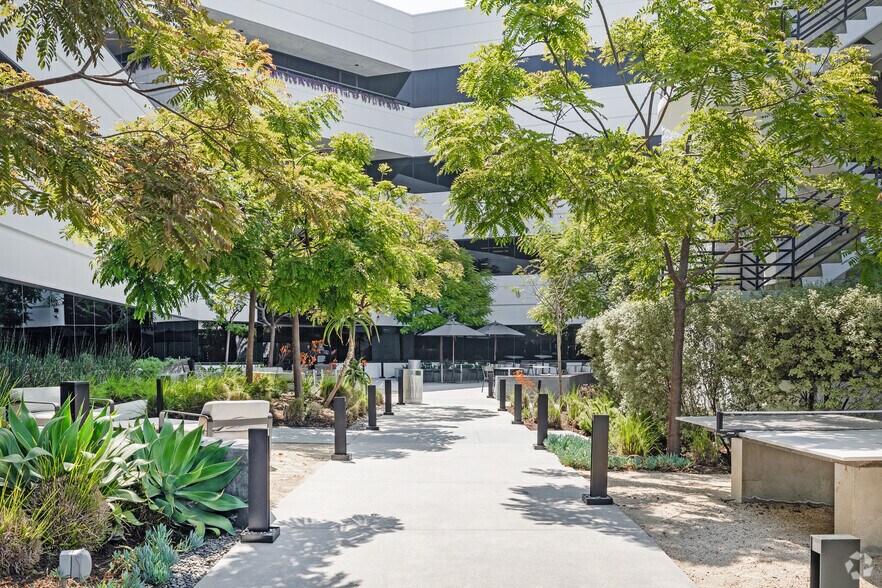 More Photos Of 3000 S Robertson Blvd, Los Angeles Office For Sale